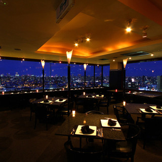 【テーブル席】
      市街地方向の270度がガラス張り。
      札幌の夜景を全席からご堪能。