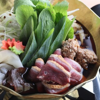 可以品尝到浓郁美味的 【鸭锅】 使用2种鸭肉。