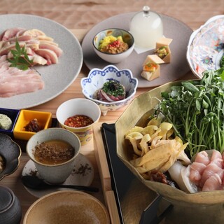 [Chicken hot pot] changes with a variety of seasonings, and has a deep flavor that is a harmonious combination of Japanese and Western styles.