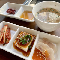 十勝ハーブ牛焼肉 MONMOM - 小鉢とタレそしてスープ