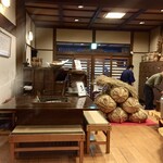 貝掛温泉 - 宿の玄関先には塩沢産のこしひかり新米がどーんと積み上げてあります