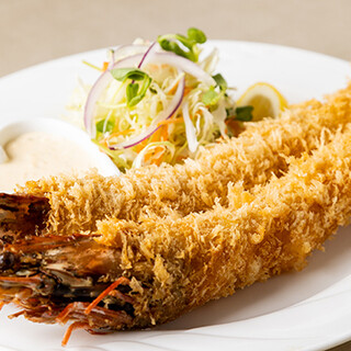 The extremely popular “Fried extra-large natural shrimp with heads” looks great in photos★