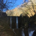 貝掛温泉 - 宿の奥には小さいダムがあり放水しない時は滝のような景色です