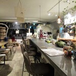 PIZZERIA MIA - 店内・カウンター奥に薪窯