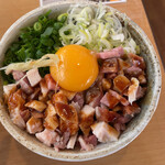 彩蓮 - 低温チャーシュー丼細切れチャーシュー、長ネギと万能ネギのみじん切りの上に卵黄とミョウガ ！？