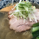 ラーメン イッケン - 塩が効いた甘みのあるスープに油が浮いてます！チャーシューが2枚！