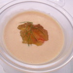 フランス料理 壺中天 - オマール海老のコンソメ入り　桃のスープ