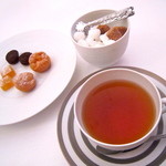 フランス料理 壺中天 - 紅茶と小菓子