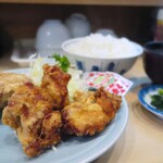 鳥焼 辰の字 - これが噂の「しんじょう揚げ」⤴️手前が唐揚げ。奥が、しんじょう