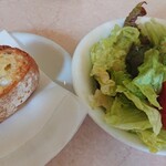 プラスワンカフェガーデン - ランチのサラダとガーリックトースト