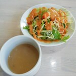 Indo Nepal Restaurant Manakamana - サラダと謎スープ