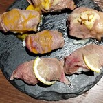 zensekikoshitsuhonkakuwashokumegurotei - 厳選肉寿司3貫盛り合わせ