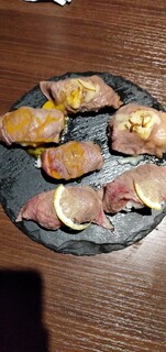 Zenseki koshitsu honkakuwashoku megurotei - 厳選肉寿司3貫盛り合わせ