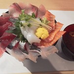 彩花亭 - ７種の海鮮丼８５８円（税込）