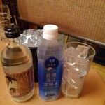 Shouya - はいっ！よろこんで!！水割りセット、ボトル980円(500ml)、水(佐度海洋深層水)100円(500ml)、氷160円(見えにくいですがボトル等の後に一般的大きさのアイスペールがあります)