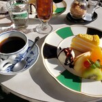 마이 - 일일 점심 메뉴에 디저트와 음료 세트가 포함되어 1,450엔입니다.