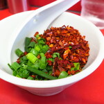 ラーメン二郎 - 待ってる間に粗挽き唐辛子投下～♪