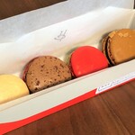 ピエール・エルメ・パリ - マカロン(左からアンフィニマン ジャスマン、フランボワーズ エ パンデピス、フランボワーズ ピスターシュ、プレジール シュクレ)