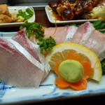 鳥料理 おかだ - 黒板メニュー。カンパチの刺身