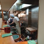 歌舞伎そば - 蕎麦とかき揚げ、二人体制の厨房。