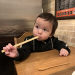 地球の中華そば - 店舗内観、大人しく厨房を興味深そうに見つめる我が子