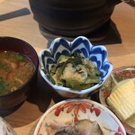 旬菜 いまり - 小松菜と湯葉の炊いたん・なめこの赤だし