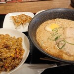 火の国屋 - チャーハン定食、ラーメン、チャーハン、餃子の三品がそろってます。
