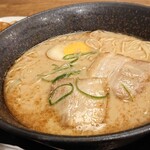 火の国屋 - 濃厚で後味クリーミーなスープと自家製麺が絶妙な旨さ