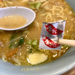 Oonuma Shiyokudou - 味噌ラーメンにはバターと唐辛子でキマル。