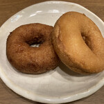 Matsunaga toufu tenshi katen - おからドーナッツ(左)と豆乳ドーナッツ