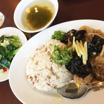 按田餃子 二子玉川店 - ラゲーライス定食¥1150  豚肉、キクラゲ、タマネギがコクのあるスープでじっくり炒め煮されています。ハトムギライス、青菜、もずくスープつき。ターメリックペースト、豆豉パウダー、黒酢で味変しながら楽しみました。ボリュームたっぷり♪