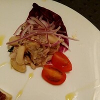 ヴィア トスカネッラ - 豚肉オイル漬けを手で割いてツナに見立てたもののサラダ仕立て♡トスカーナ産白インゲン豆のほっくり感が絶妙⭐️