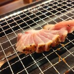 濱焼北海道 魚萬 - 鮪ハラモのレアステーキ598円を焼いてみた