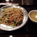 味の中華 羽衣 - 羽衣炒麺（平たい太麺の炒め五目焼きそば）