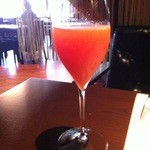 イル・ソーニョ - ブラッドオレンジジュースを使ったカクテル（ミモザ）
