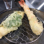 そば くら富 - カジカしそ巻き。海老。