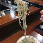 そば くら富 - 細切りなのに良く繋がっている蕎麦。