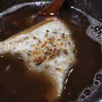 そば くら富 - 蕎麦の実を煎ってミルで挽いた物が掛けられてます。