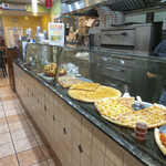 Famous Famiglia Pizzeria - 店内風景。手前にショーケース、奥にテーブル席が見えます。
