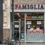 Famous Famiglia Pizzeria - 店舗外観。