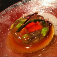 暗闇坂 宮下 麻布本店 - 【先付け】才巻海老、おくら、じゅん菜のゼリーよせ  海老ガラ出汁冷製スープ仕立