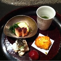 暗闇坂 宮下 麻布本店 - 【前菜】黄隠元新じゃが酒盗チーズ和合、海ソーメン、トウモロコシとゴーヤのさつま揚げ、蛸柔らか煮、トマトワイン煮