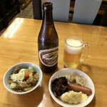 はらとく - 中瓶ビール630円、無料のお通し盛り合わせとモツ煮