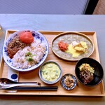 東京おっこい堂 - 丸ごとトマトのミートソースとポテサラと自家製ツナ。¥1300+¥300。