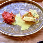 東京おっこい堂 - 副菜の人参と鮭。