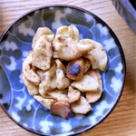 東京おっこい堂 - ナッツ。サービスの一品。