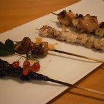 うなぎ屋酒坊・画荘 越後屋 - 24年7月　串焼き4種　尾びれ、肝、白バラ、日向鳥＋白美人葱