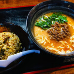 楽 - 担々麺からさひかえめ+半高菜チャーハン