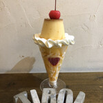 ”新潟県あべの農園” 『フリルプリンの柿パフェ￥900』