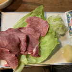 もつ焼 まるい - 【2010.10.21】黒タン刺し880円